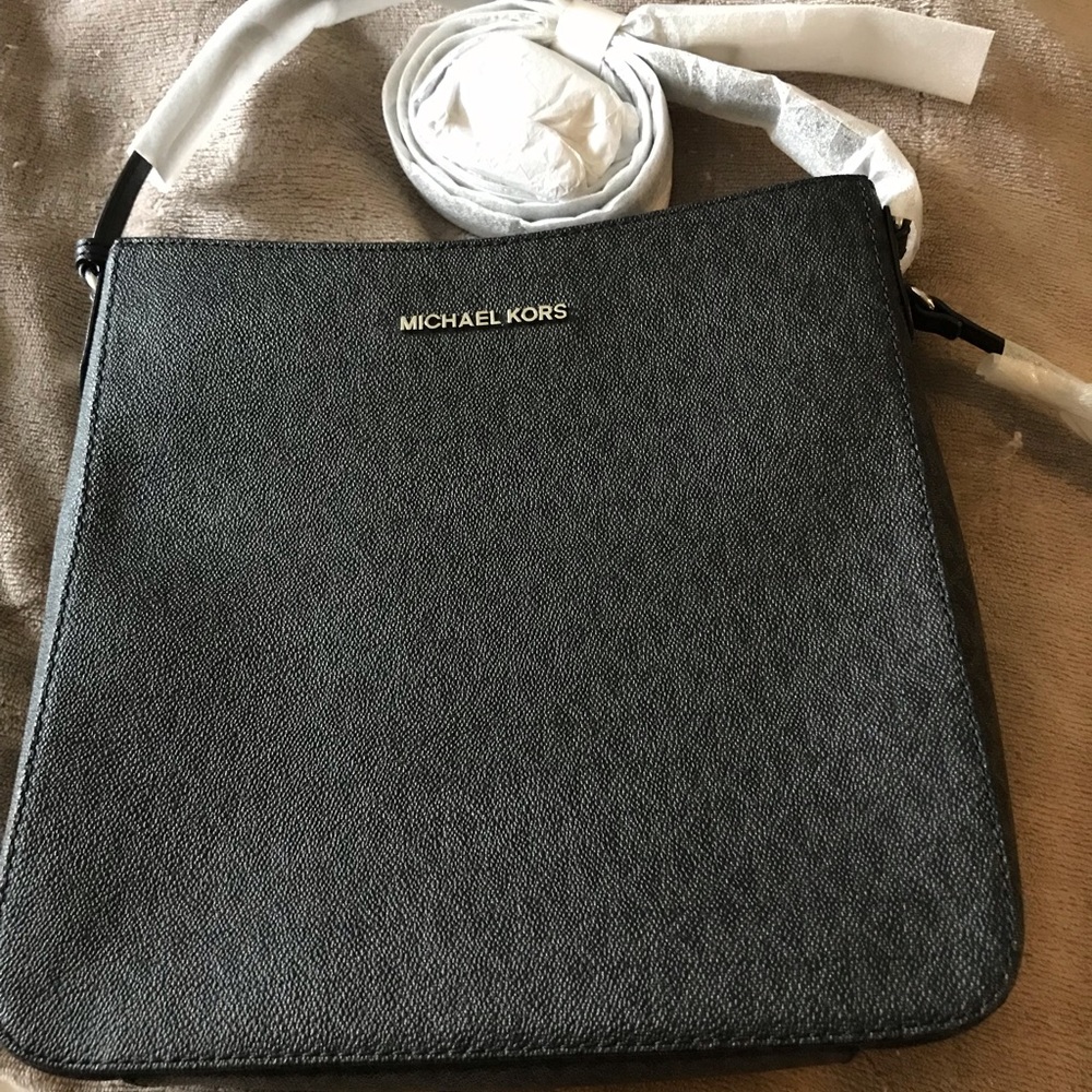 MK Jet Setter Large Messenger (Black)